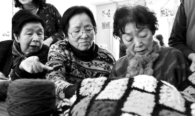 灾区的老人们参加编织俱乐部，寻求快乐。