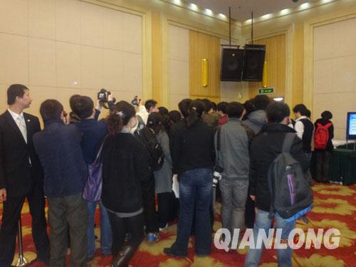 花絮:发布会意犹未尽记者“围攻”主席台(组图)
