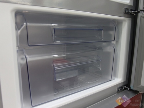 这款冰箱还具有自动低温补偿技术，给食物提供一个最佳环温运行环境，保证了冰箱稳定运行。