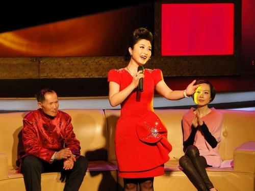 刘媛媛在《鲁豫有约》节目中演唱《民生》