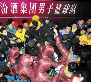 北京男篮离场时遭到山西球迷围堵
