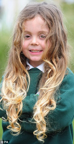 一头美丽的秀发,近日英国一名5岁的小孩却在为自己金黄色的秀发而发愁