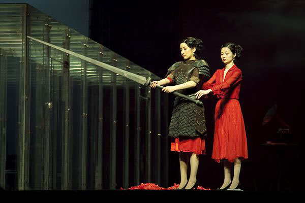由秦海璐,辛柏青,高虎等演,从2007年开始上演的话剧《红玫瑰与白