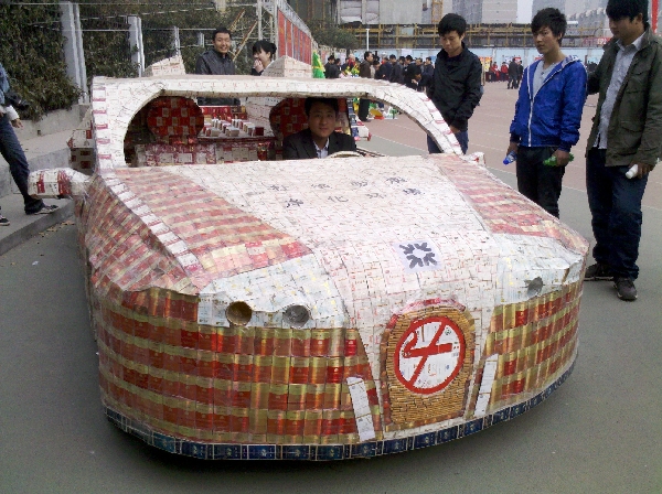 职业院校学生用10280个废弃烟盒制作出"禁烟"跑车.