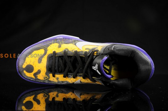 组图：科比上脚Kobe VII “箭毒蛙”配色-搜狐体育