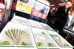 批发市场内的刀鱼
