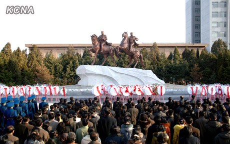 3月25日，朝鲜在平壤举行向金日成和金正日铜像及金正日太阳像敬献花圈仪式