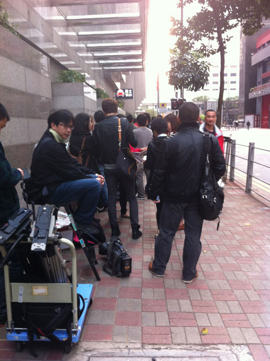 25日早上7点多，大批媒体人员在会展中心外排队等候入场。