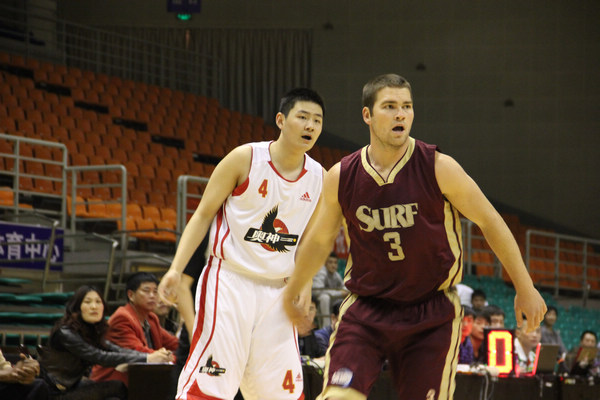 組圖:奧神希望險勝海浪 李國生強突王振宇暴扣