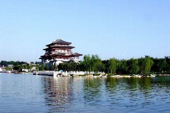 华清池,亦名华清宫,位于西安市临潼区骊山北麓,西距西安30公里,南依