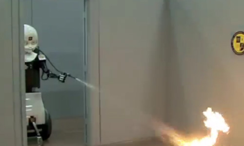 机器人消防员正在灭火视频截图