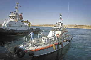 这是2012年1月17日拍摄的船只在伊朗南部阿曼湾航行的资料照片 新华社发