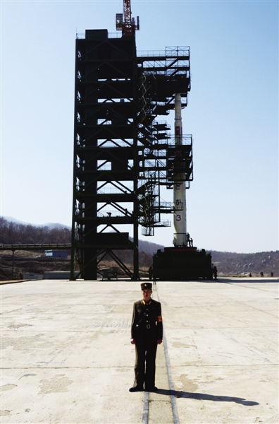 8日,一名朝鲜士兵在卫星发射场戒备