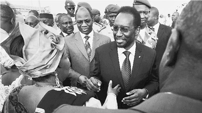 图为马里国民议会议长特拉奥雷（中右）于当地时间4月7日下午从布基纳法索返回首都巴马科，受到欢迎。