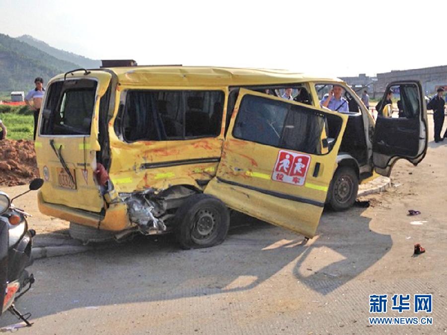 广东阳春一辆幼儿园校车与货车相撞 2死15伤