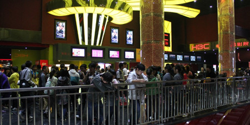 映前一小时，华谊兄弟武汉影院光谷天地店已经爆满