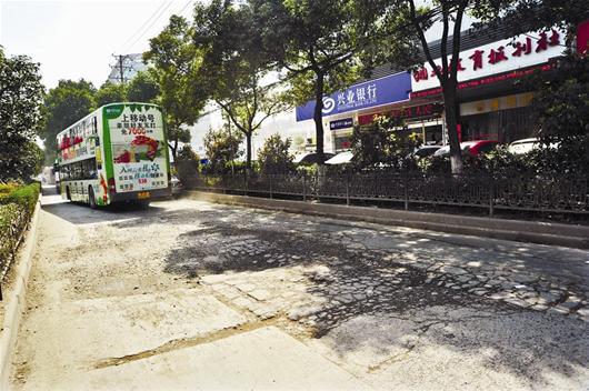 楚天都市报讯 图为：珞喻路上的公交港湾像“摇窝路”