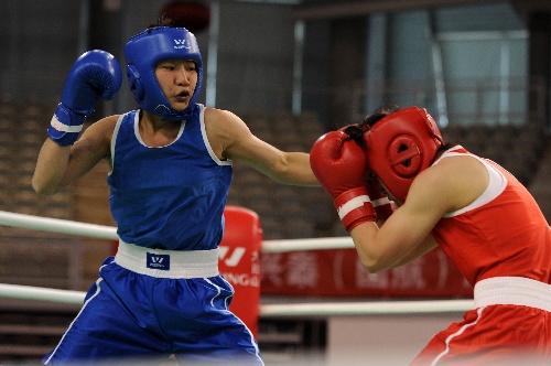 图文:全国女子拳击锦标赛赛况 徐金花左勾拳