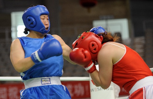 图文:全国女子拳击锦标赛赛况 魏江彦左勾拳