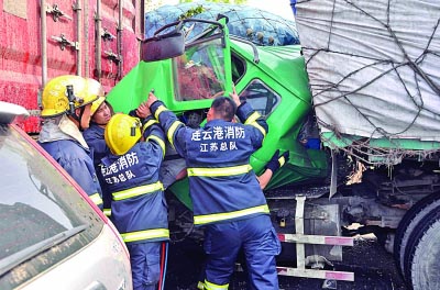 沈海高速32车连撞致12人死 事故车辆绵延4公里