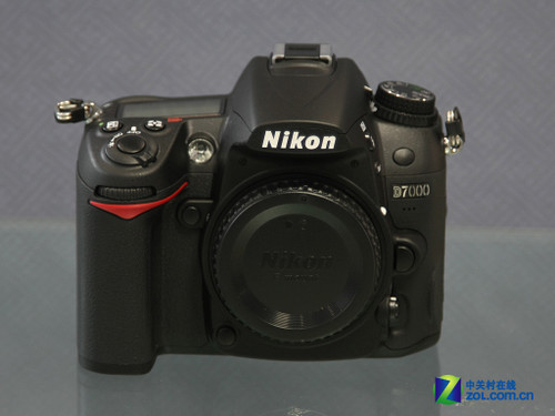 ῵D7000