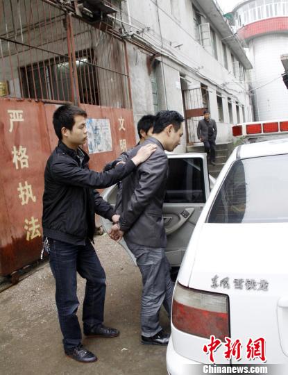 图为湖北警方从广西兴安县看守所将罗某押走。