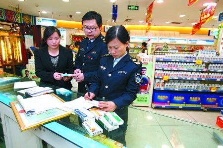 昨日，杨家坪，食药监局工作人员在对药房的药品进行检查。 记者 刘嵩 摄