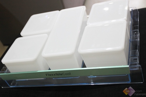 部落格的保鲜盒采用的是食品级PP材质，所以它可以作为餐具使用，也可以放入微波炉中，无毒无害，安全环保。