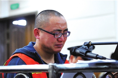 4月20日，在江西九江中级人民法院第三审判庭，灭门案犯罪嫌疑人徐心联落泪忏悔。