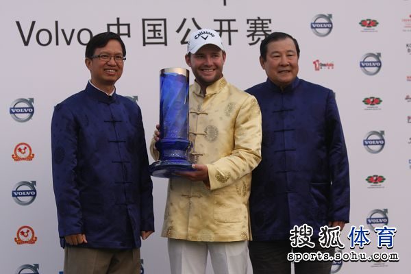 图文：中国赛格瑞斯夺冠 颁奖嘉宾与格瑞斯