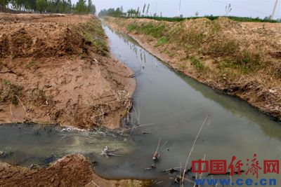 污水一路通过灌溉渠流淌,对农作物危害严重,一直注入齐济河.