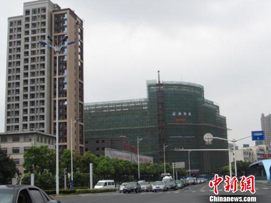 (正在履行改造中的三井大厦)