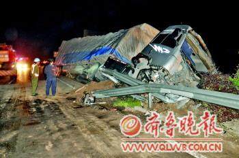 京台高速货车翻车致12车相撞 一名孕妇夫死流产