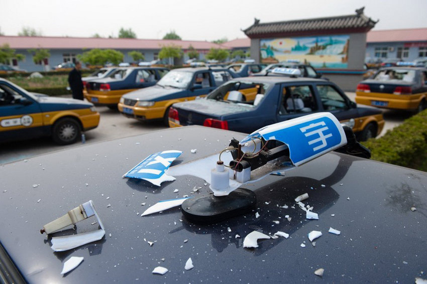 北京一出租车公司三十余辆车遭打砸_焦点图_中国广播网