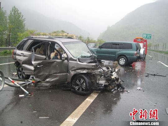 包茂高速重慶酉陽段連發兩起車禍 致2死4傷(圖)