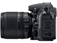 ῵ D7000