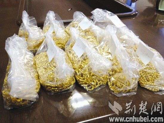 图为警方追回的黄金饰品