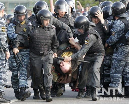 俄罗斯警察逮捕示威人群