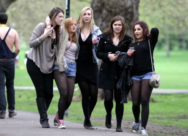 剑桥学生公园狂欢脱裤 女生用避孕套喝酒(图)