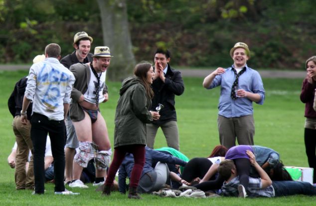 剑桥学生公园狂欢脱裤 女生用避孕套喝酒(图)