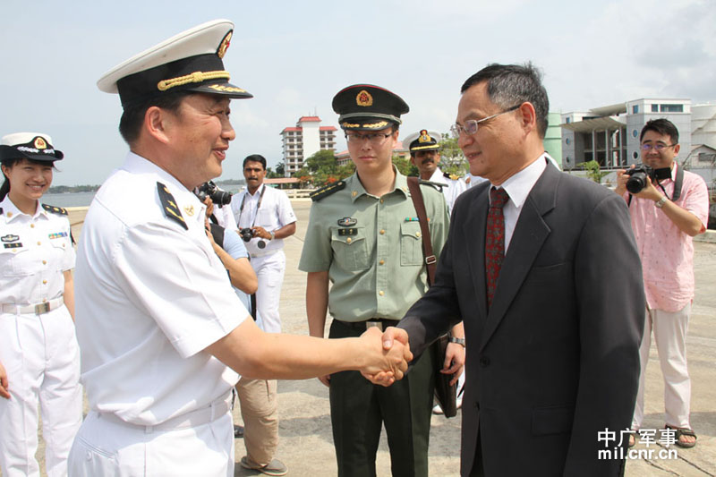 5月9日,中国驻印度大使张炎在码头欢迎"郑和"舰官兵到访.