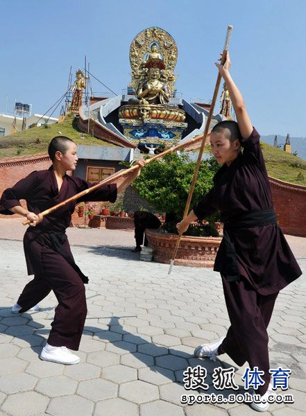 組圖:尼泊爾尼姑勤練中國武術 猴拳棍法樣樣通