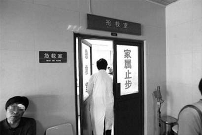 一名伤者在崇明新华医院等待治疗