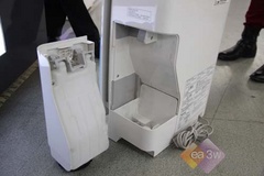 松下净化器F-VDG35C采用自立式水箱，通过水箱底部支架可立于平面上，加水、清洗更便捷。本机设有过滤网更换提醒，指示灯在闪烁，即表示需更换过滤网。