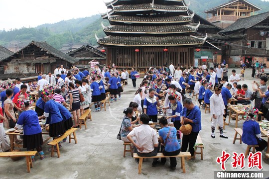 5月中旬,身着民族服饰的侗族民众在广西三江侗族自治县冠洞村冠上寨摆