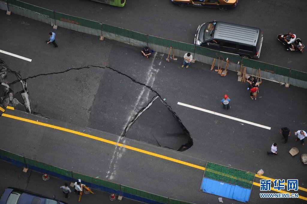 2012年5月15日，湖南长沙城区道路出现大坑，塌陷处最长达十几米。图为塌陷后形成的大坑。