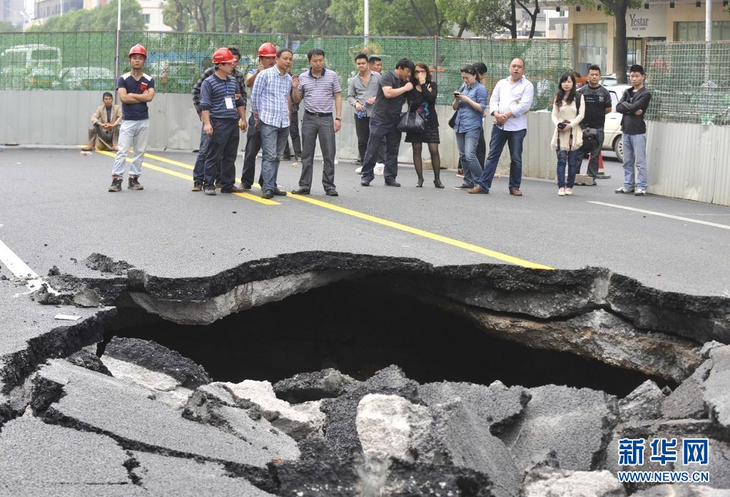 2012年5月15日，湖南长沙城区道路出现大坑，塌陷处最长达十几米。图为塌陷后形成的大坑。