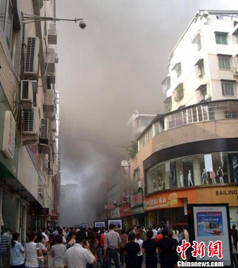 广元城区北街温州商城突发大火。蜀人摄