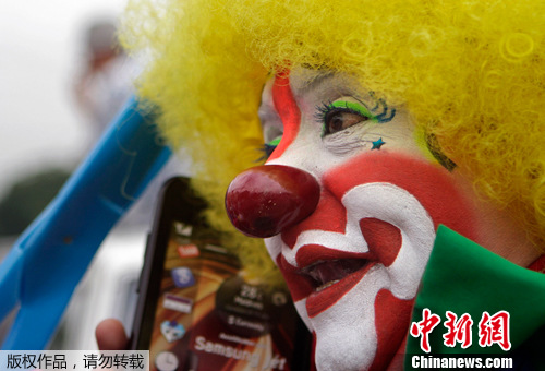 2012年5月15日，萨尔瓦多首都圣萨尔瓦多，来自中美洲和墨西哥的小丑们参加游行。