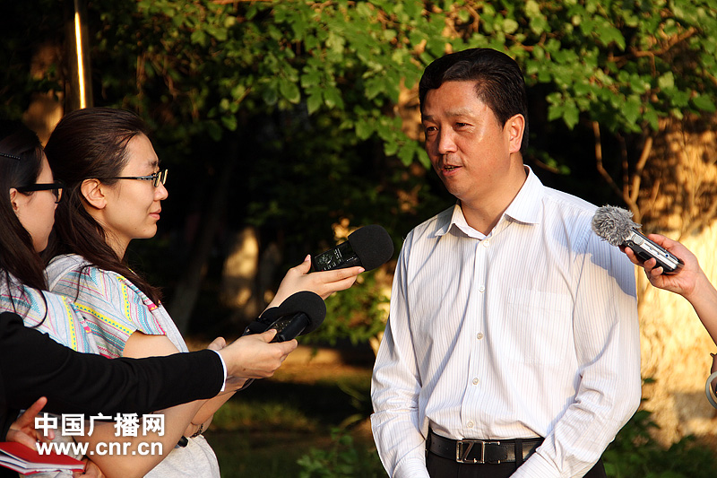 伊宁新源县委书记贾伊生接受记者采访,谈起那拉提自豪之情溢于言表